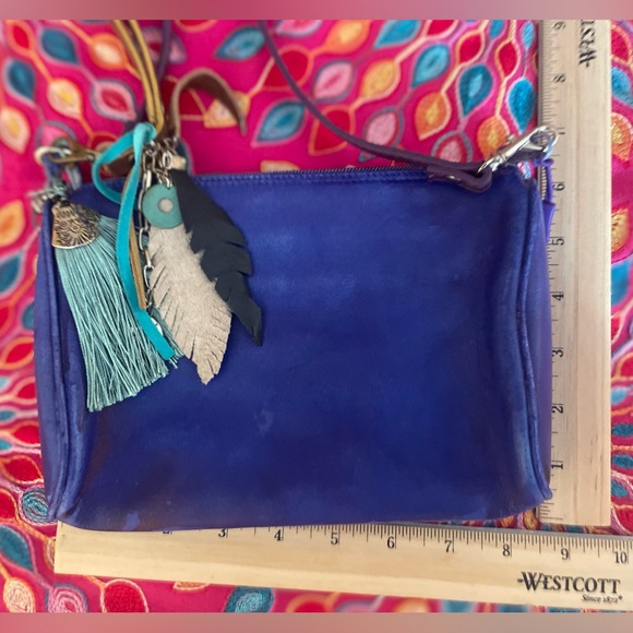 Electric blue Amanda Smith leather purse. Measures approximately 8 x 6“. EUC - Picture 5 of 10